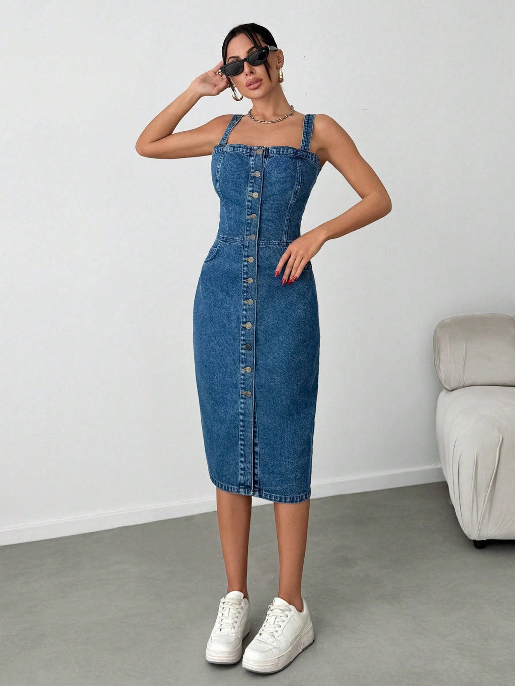 Robe mi-longue en denim avec boutons, poches obliques