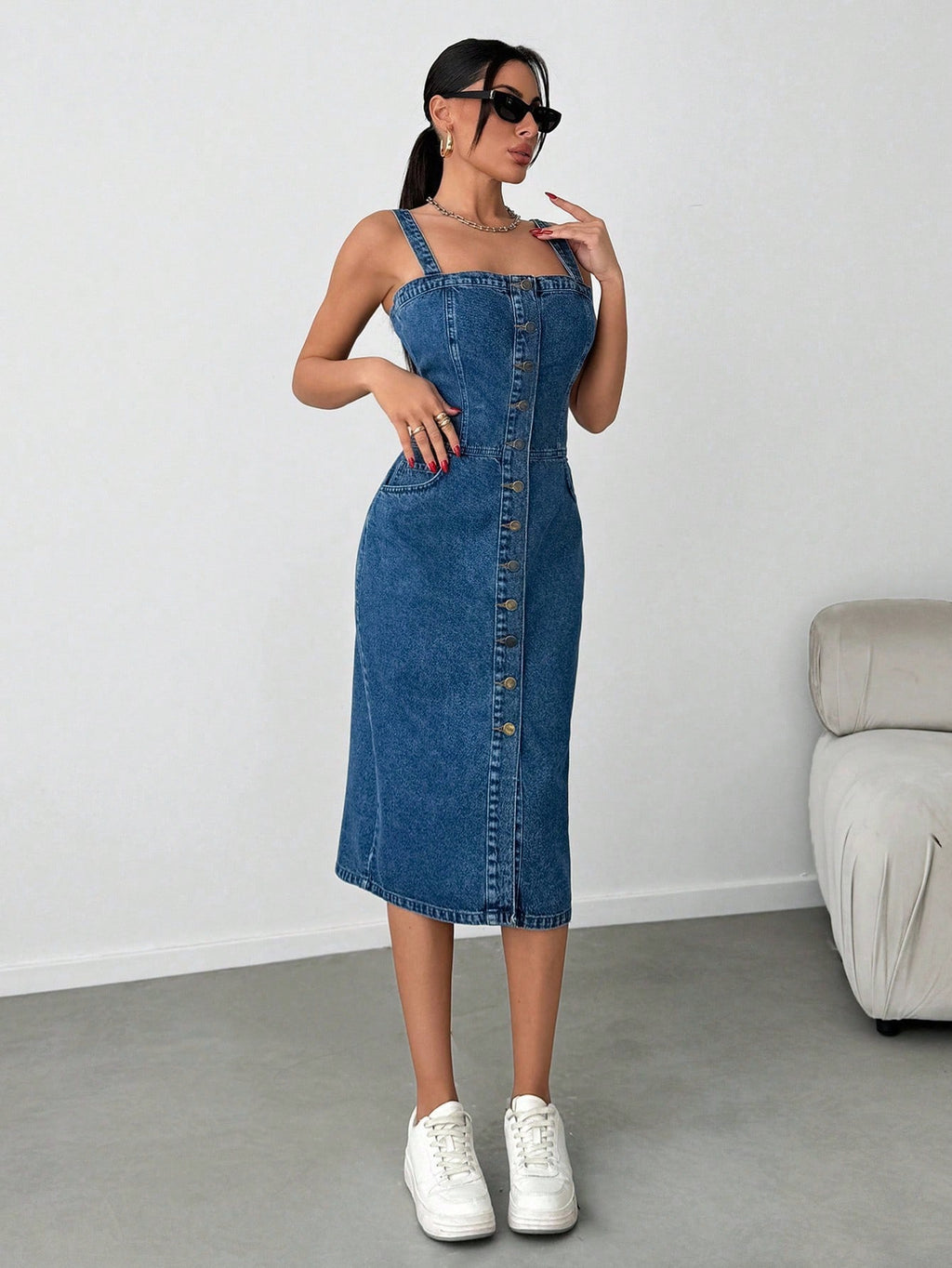 Robe mi-longue en denim avec boutons, poches obliques