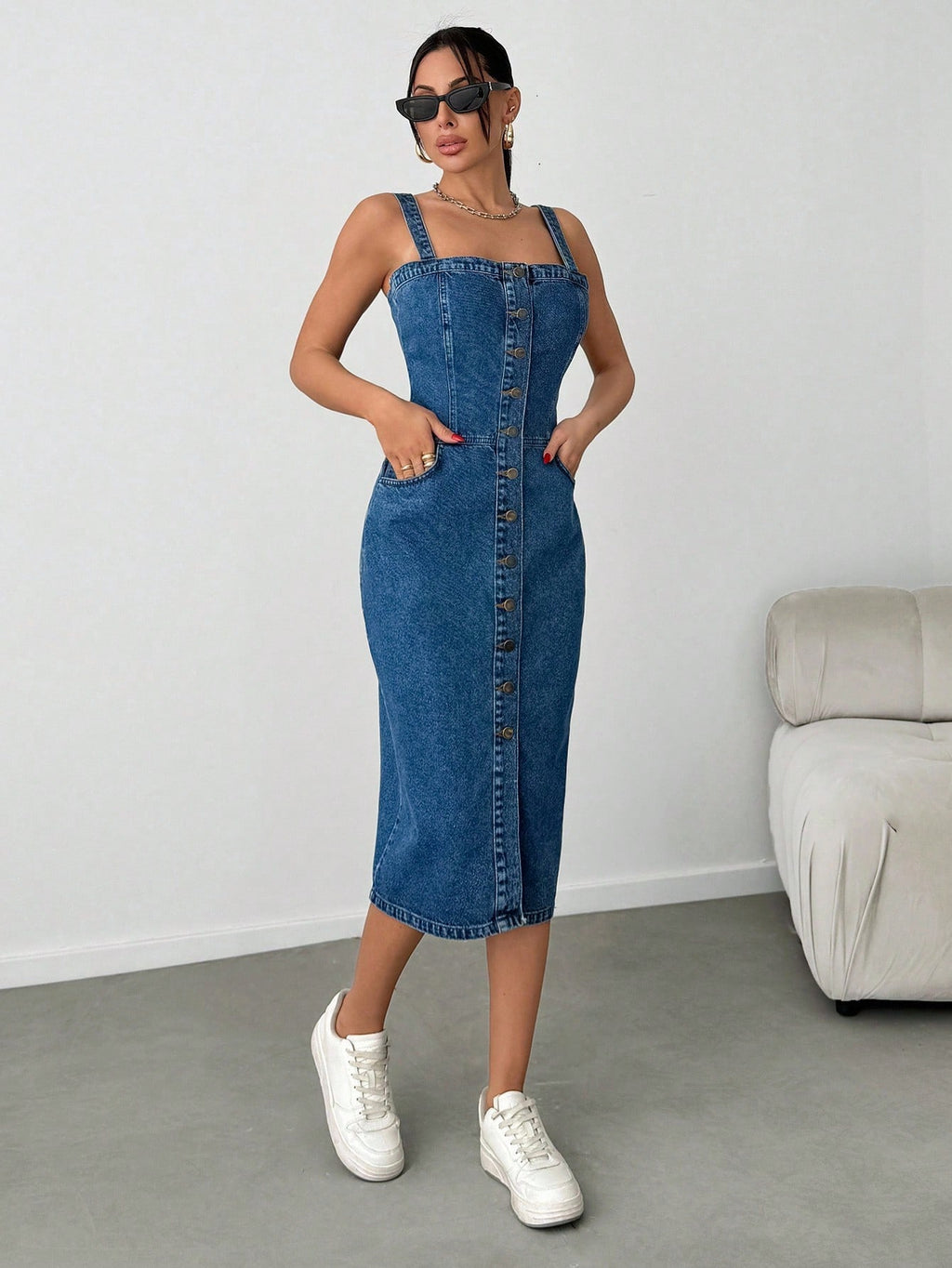 Robe mi-longue en denim avec boutons, poches obliques