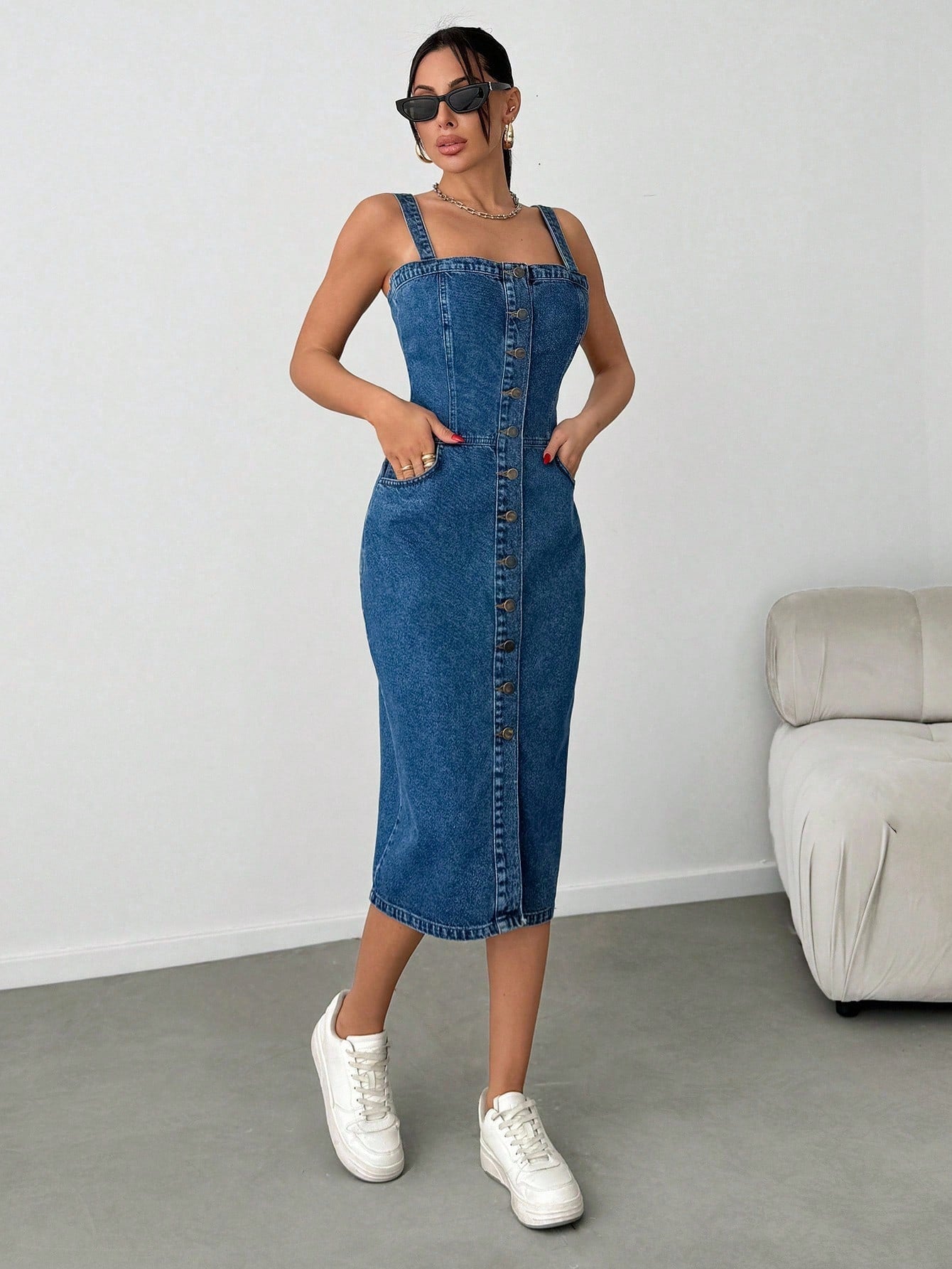 Robe mi-longue en denim avec boutons, poches obliques