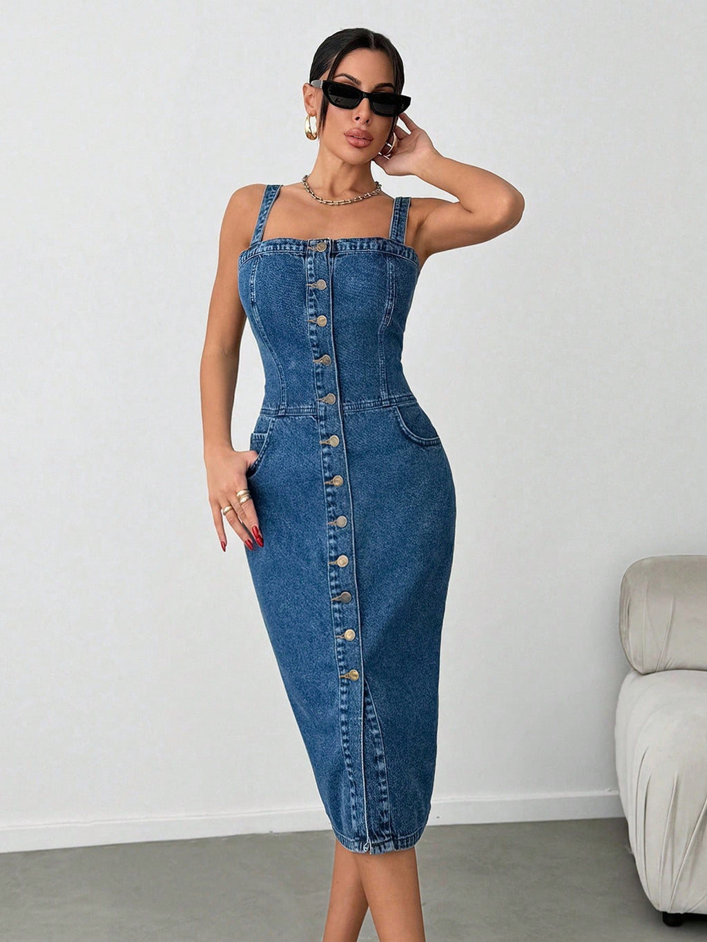 Robe mi-longue en denim avec boutons, poches obliques