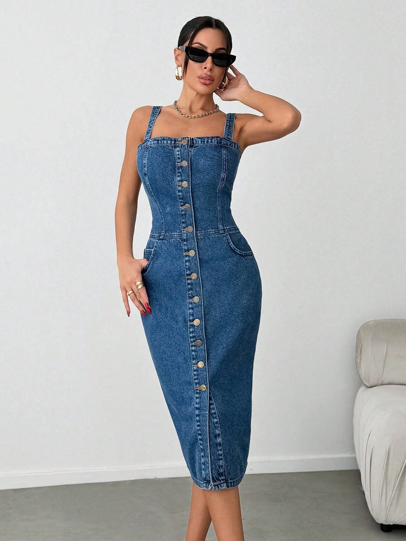 Robe mi-longue en denim avec boutons, poches obliques