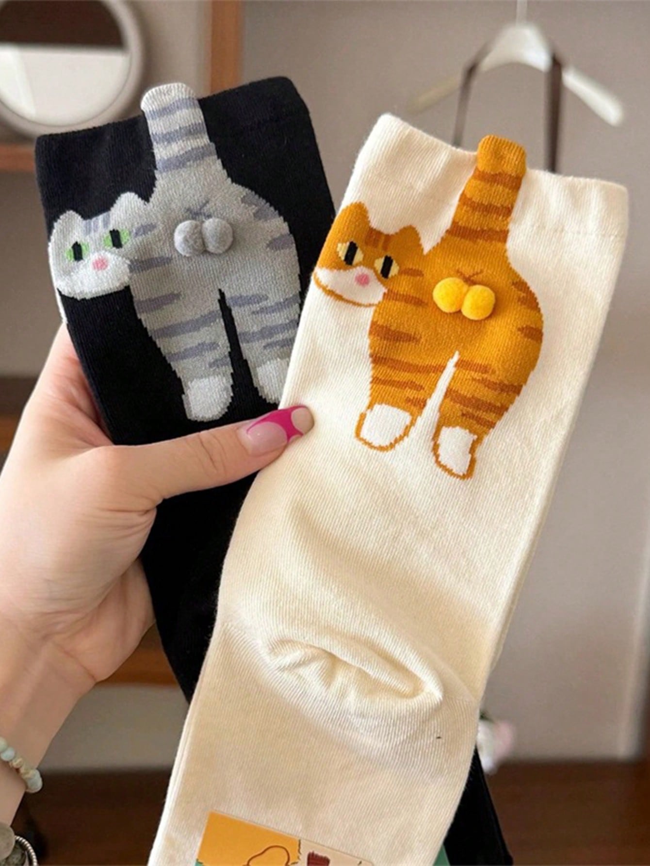 5 paires de chaussettes femme design chat de bande dessinée et cloche, chaussettes mi-mollet noir et blanc, chaussettes décorées de boules 3D