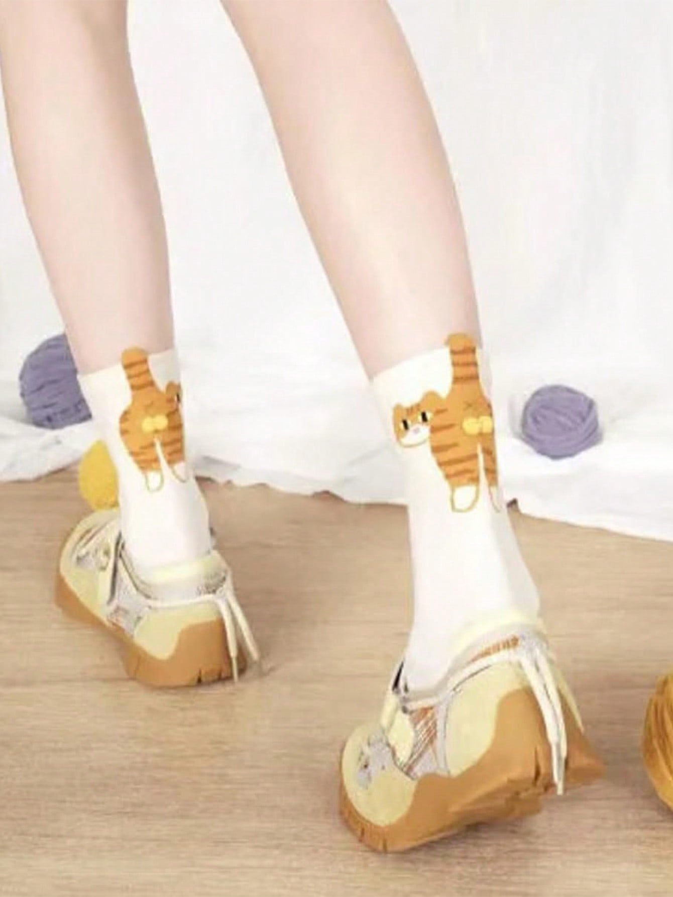 5 paires de chaussettes femme design chat de bande dessinée et cloche, chaussettes mi-mollet noir et blanc, chaussettes décorées de boules 3D