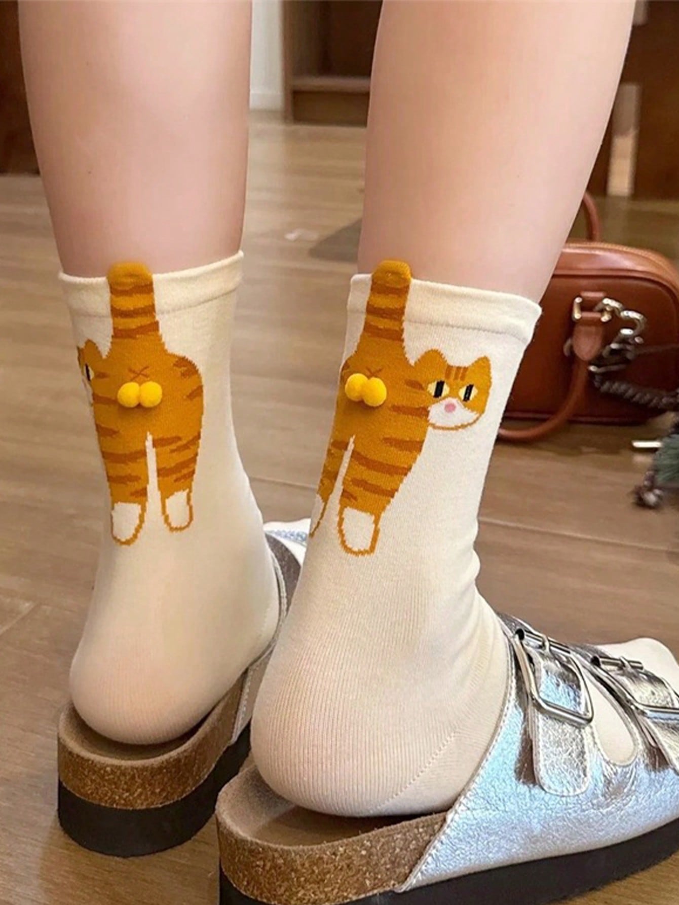 5 paires de chaussettes femme design chat de bande dessinée et cloche, chaussettes mi-mollet noir et blanc, chaussettes décorées de boules 3D
