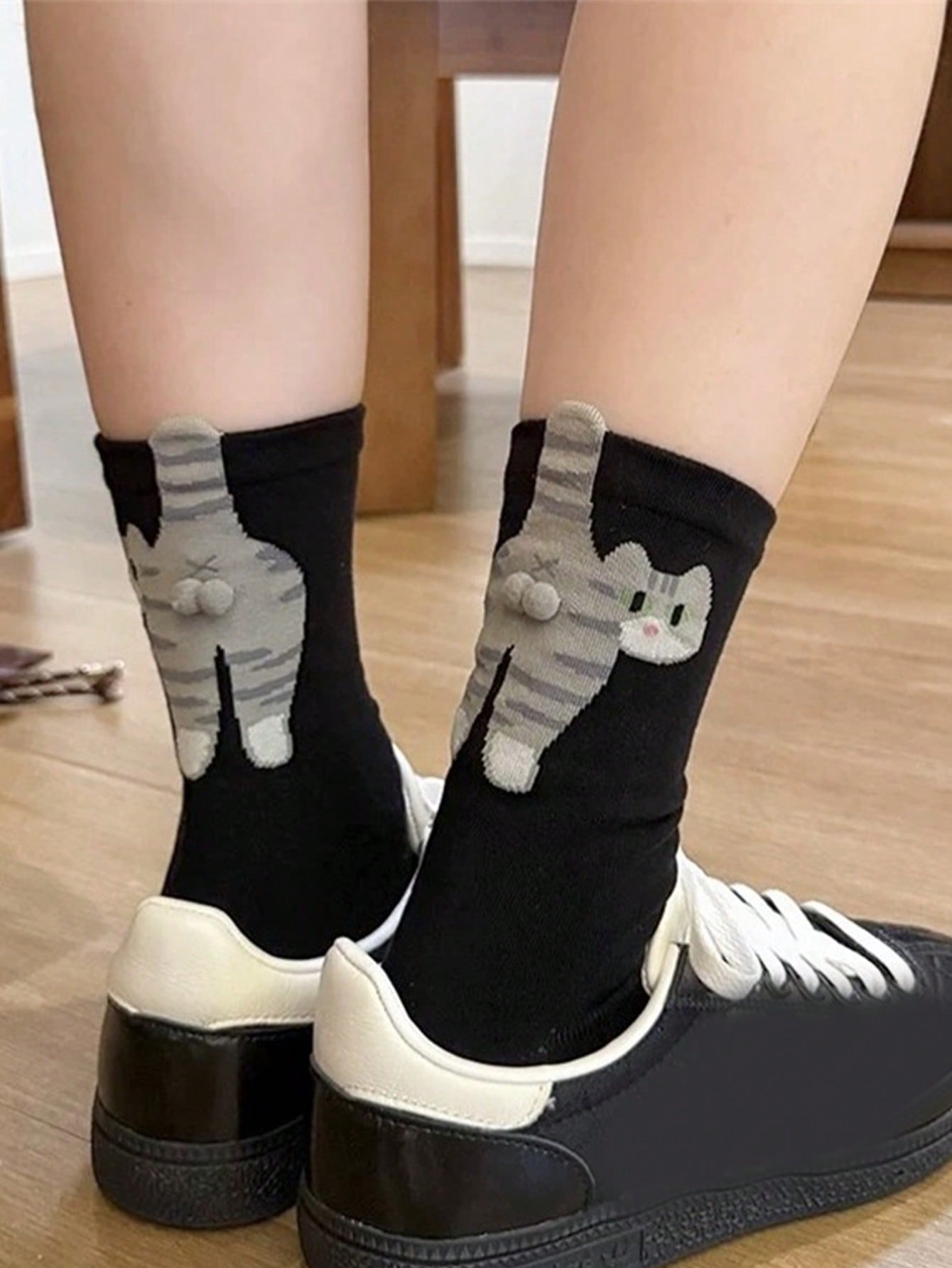 5 paires de chaussettes femme design chat de bande dessinée et cloche, chaussettes mi-mollet noir et blanc, chaussettes décorées de boules 3D