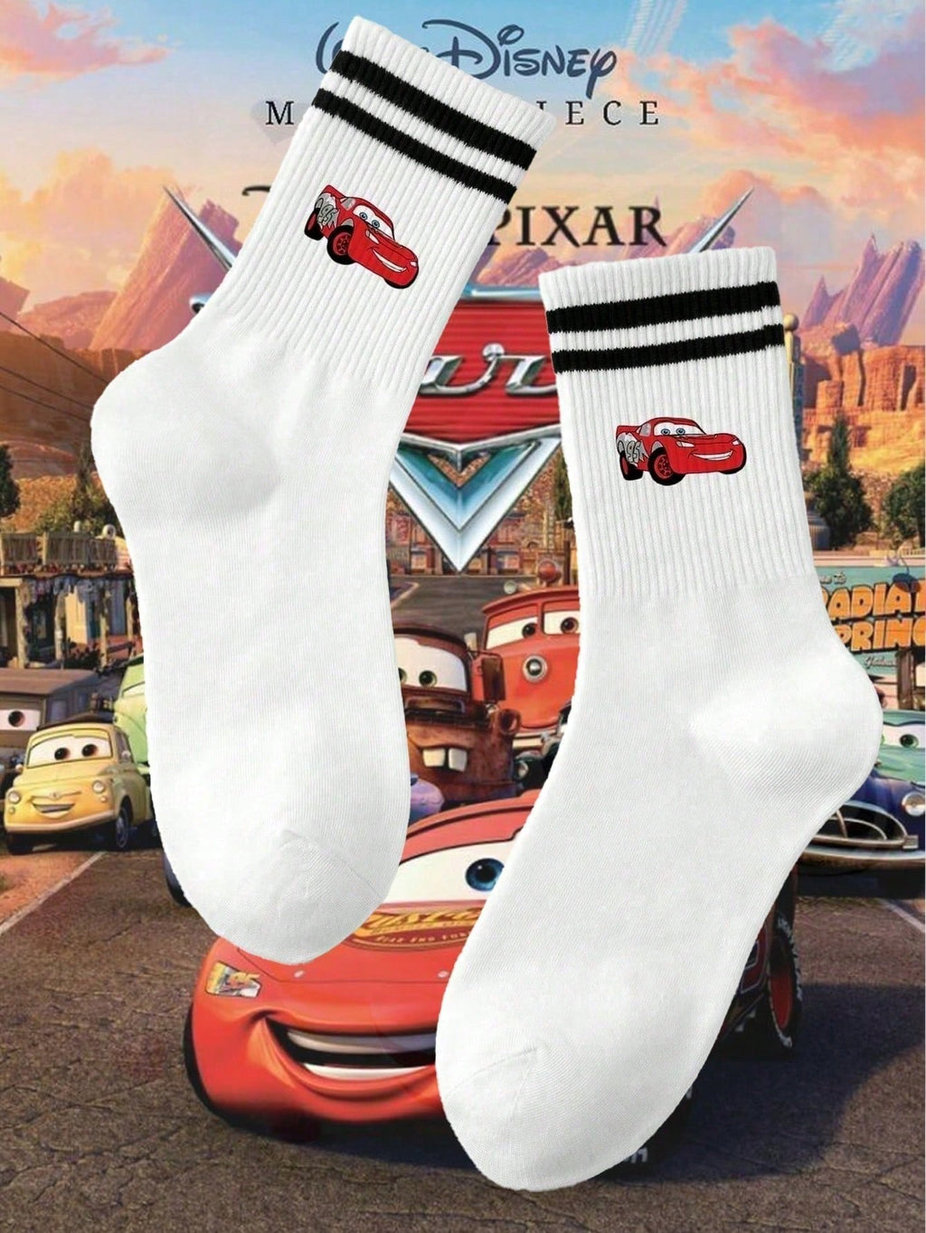 Disney 1 paire prend le design de "Cars" comme caractéristique, débordant de nostalgie et de vitalité de l'enfance. Les détails à double rayure rouge à l'ouverture des chaussettes dégagent un charme d'accessoire de mode doux et rétro.