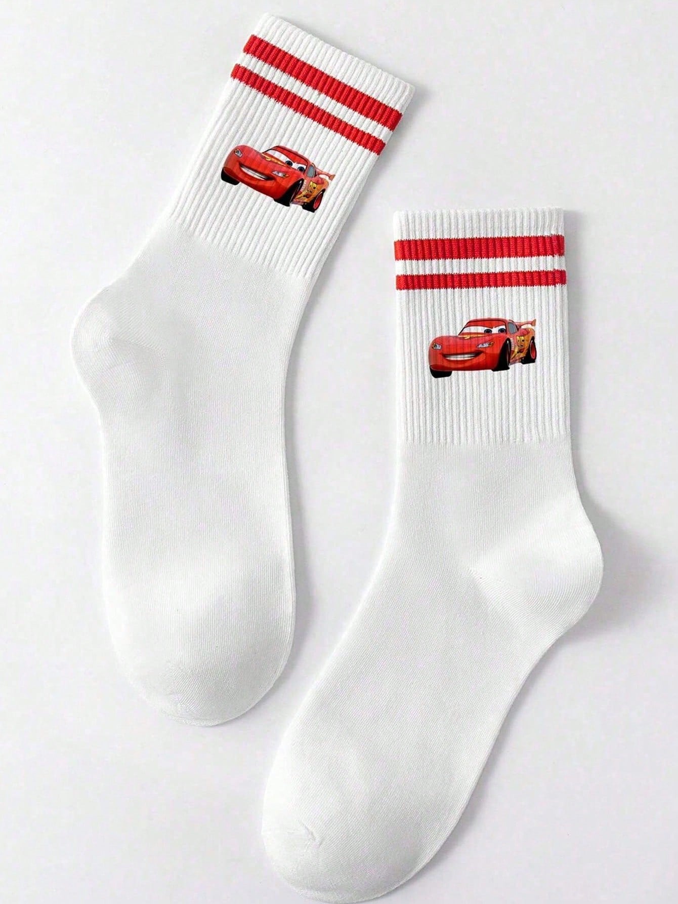 Disney 1 paire prend le design de "Cars" comme caractéristique, débordant de nostalgie et de vitalité de l'enfance. Les détails à double rayure rouge à l'ouverture des chaussettes dégagent un charme d'accessoire de mode doux et rétro.
