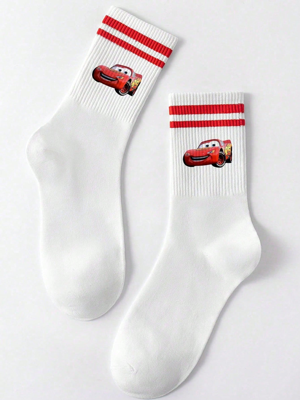Disney 1 paire prend le design de "Cars" comme caractéristique, débordant de nostalgie et de vitalité de l'enfance. Les détails à double rayure rouge à l'ouverture des chaussettes dégagent un charme d'accessoire de mode doux et rétro.