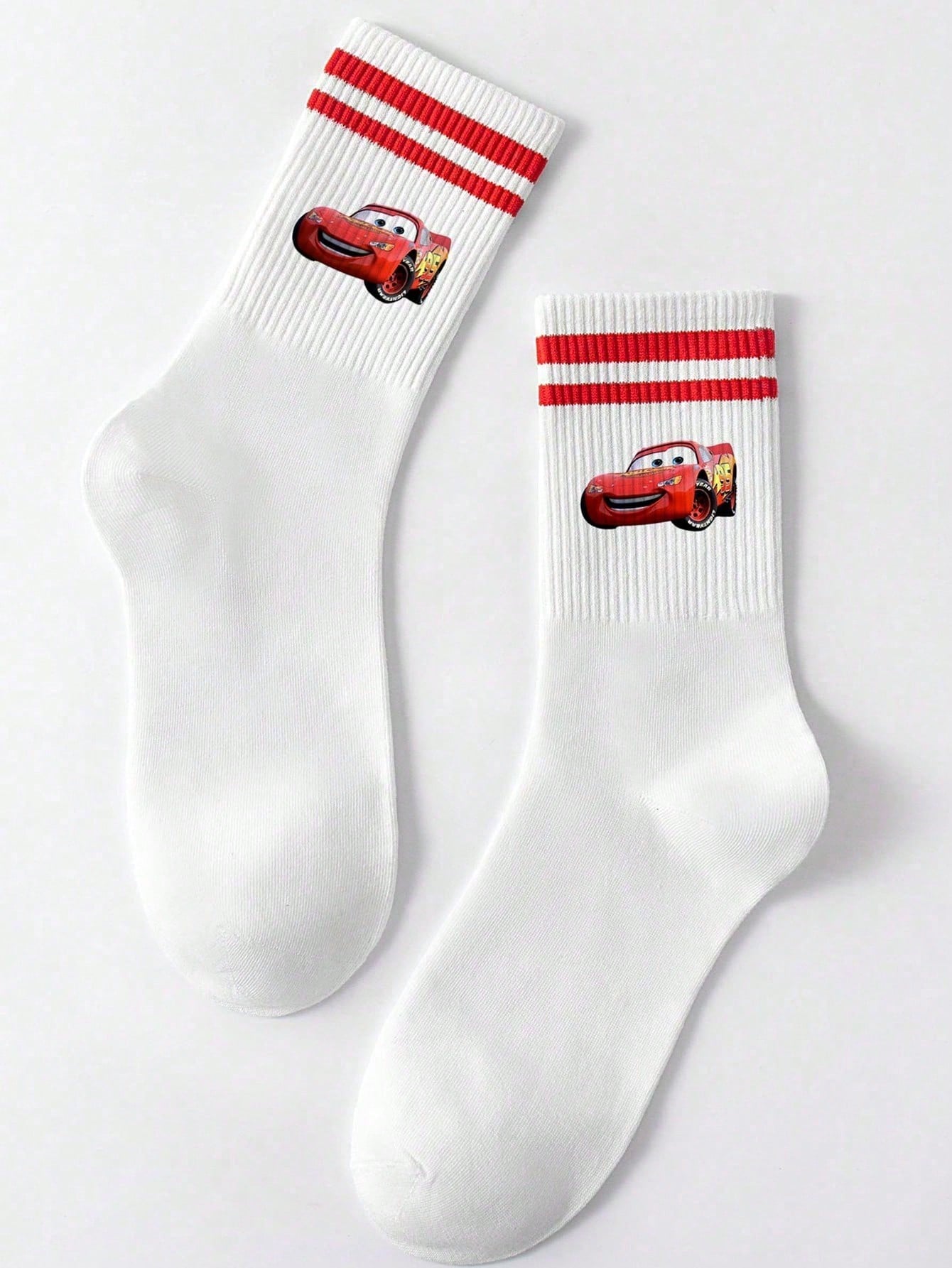 Disney 1 paire prend le design de "Cars" comme caractéristique, débordant de nostalgie et de vitalité de l'enfance. Les détails à double rayure rouge à l'ouverture des chaussettes dégagent un charme d'accessoire de mode doux et rétro.