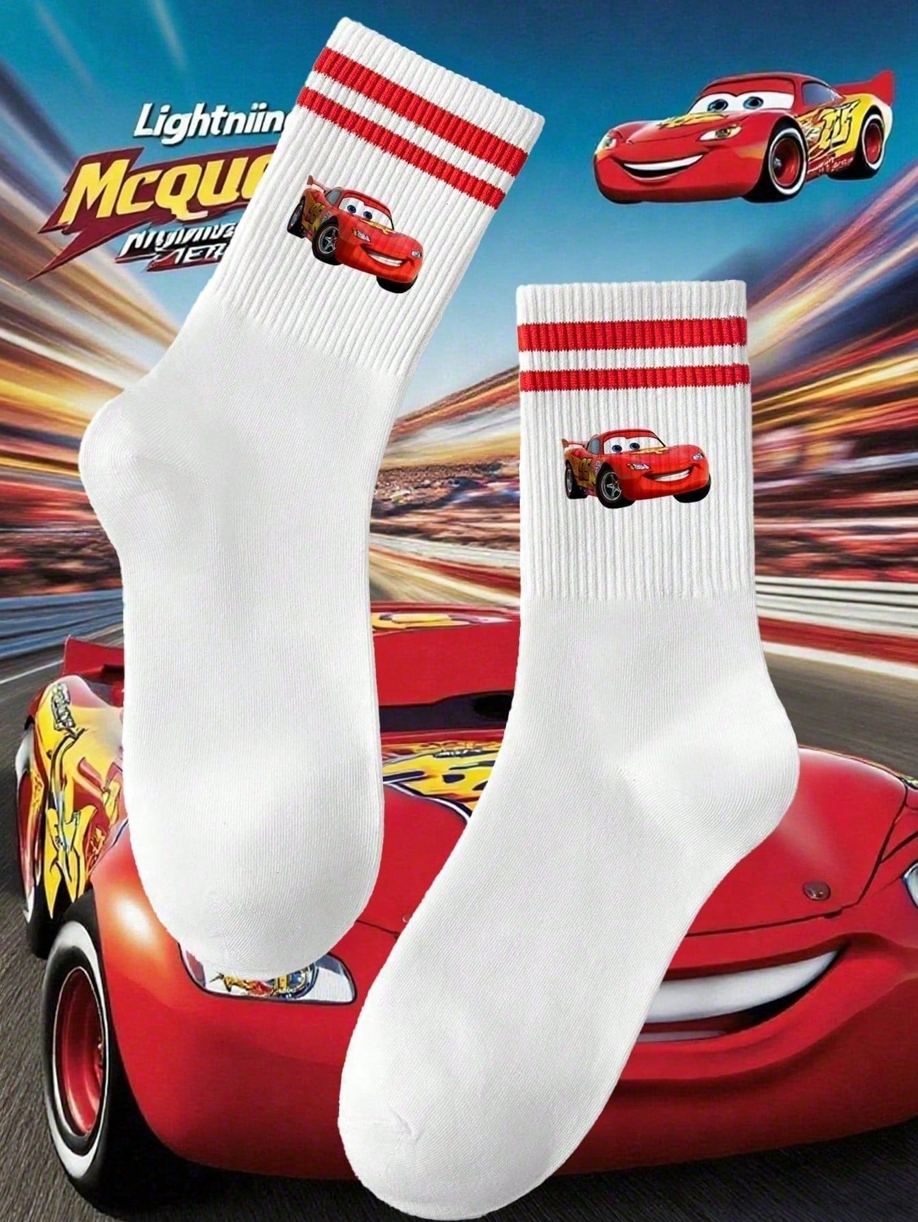 Disney 1 paire prend le design de "Cars" comme caractéristique, débordant de nostalgie et de vitalité de l'enfance. Les détails à double rayure rouge à l'ouverture des chaussettes dégagent un charme d'accessoire de mode doux et rétro.
