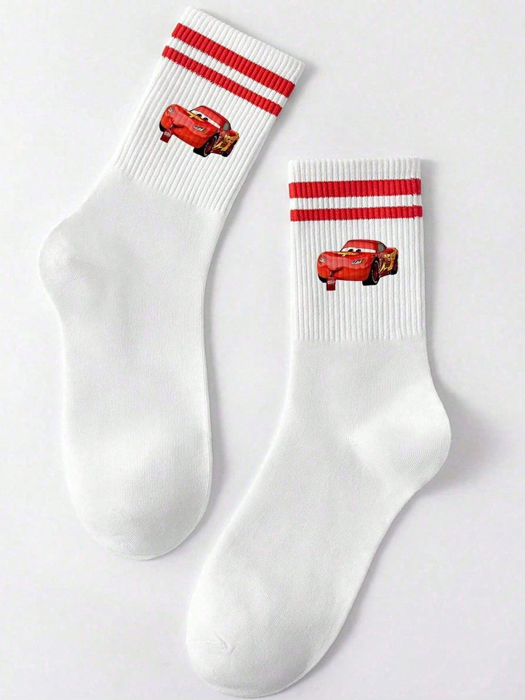 Disney 1 paire prend le design de "Cars" comme caractéristique, débordant de nostalgie et de vitalité de l'enfance. Les détails à double rayure rouge à l'ouverture des chaussettes dégagent un charme d'accessoire de mode doux et rétro.