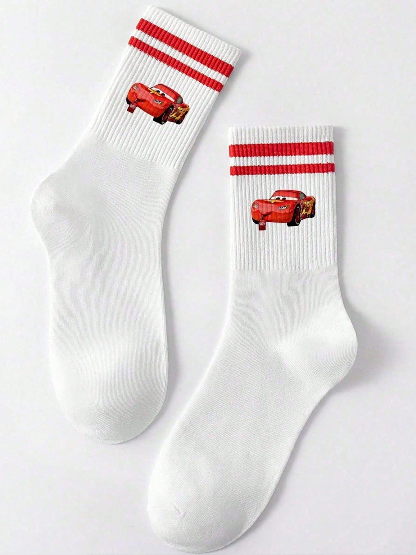 Disney 1 paire prend le design de "Cars" comme caractéristique, débordant de nostalgie et de vitalité de l'enfance. Les détails à double rayure rouge à l'ouverture des chaussettes dégagent un charme d'accessoire de mode doux et rétro.