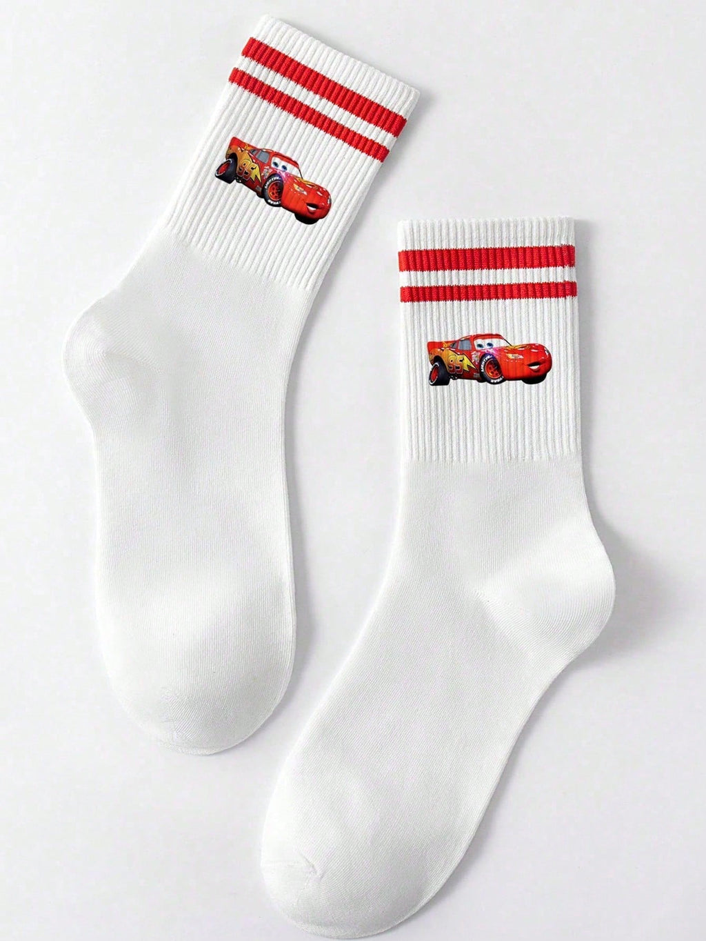 Disney 1 paire prend le design de "Cars" comme caractéristique, débordant de nostalgie et de vitalité de l'enfance. Les détails à double rayure rouge à l'ouverture des chaussettes dégagent un charme d'accessoire de mode doux et rétro.