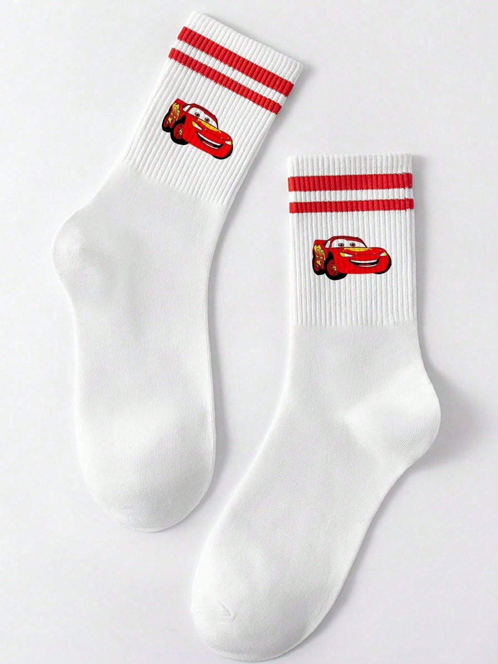 Disney 1 paire prend le design de "Cars" comme caractéristique, débordant de nostalgie et de vitalité de l'enfance. Les détails à double rayure rouge à l'ouverture des chaussettes dégagent un charme d'accessoire de mode doux et rétro.