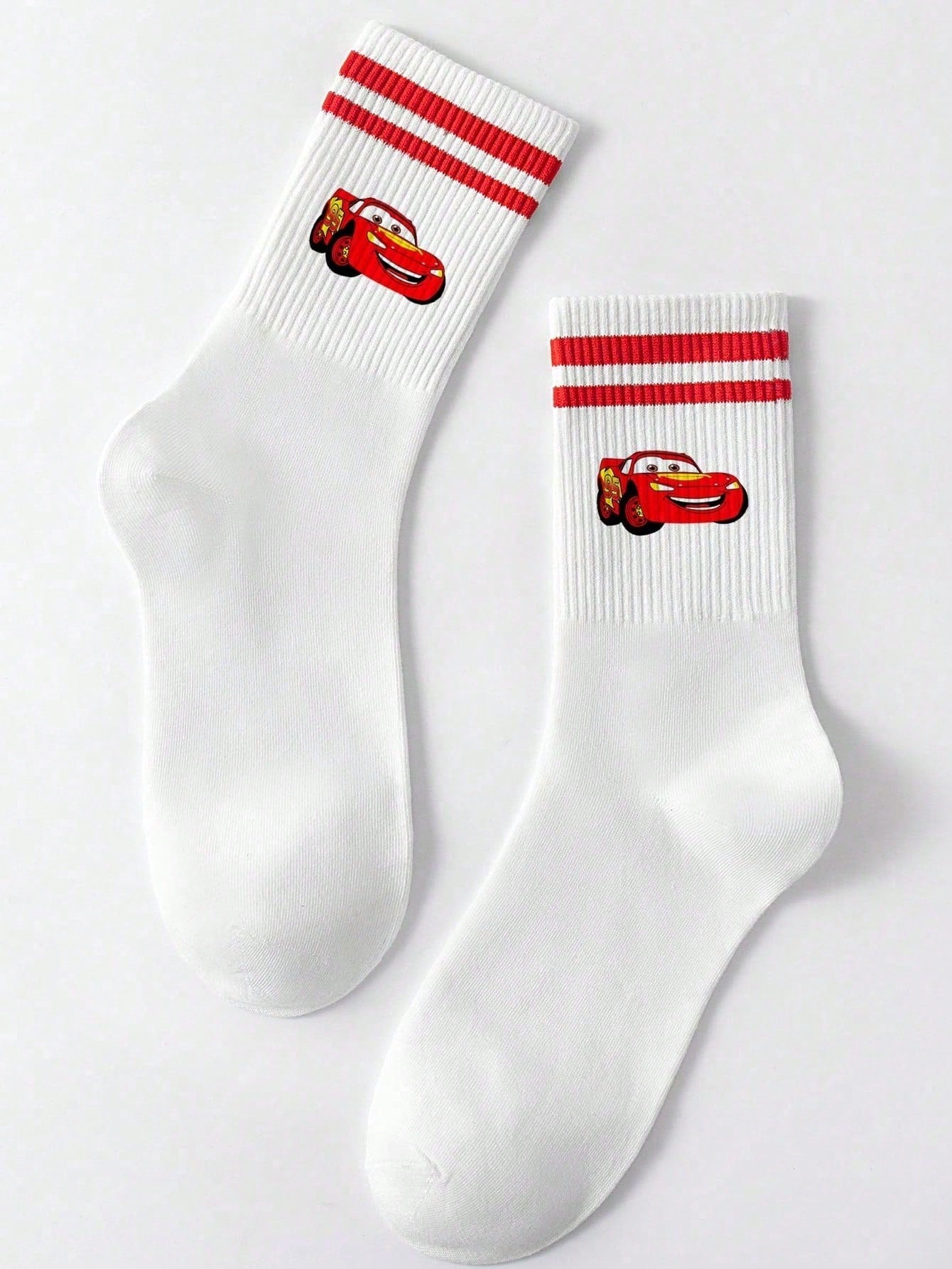 Disney 1 paire prend le design de "Cars" comme caractéristique, débordant de nostalgie et de vitalité de l'enfance. Les détails à double rayure rouge à l'ouverture des chaussettes dégagent un charme d'accessoire de mode doux et rétro.