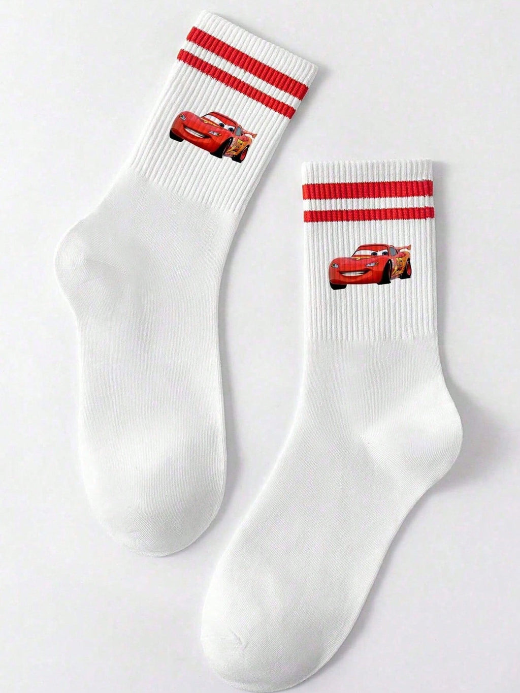 Disney 1 paire prend le design de "Cars" comme caractéristique, débordant de nostalgie et de vitalité de l'enfance. Les détails à double rayure rouge à l'ouverture des chaussettes dégagent un charme d'accessoire de mode doux et rétro.