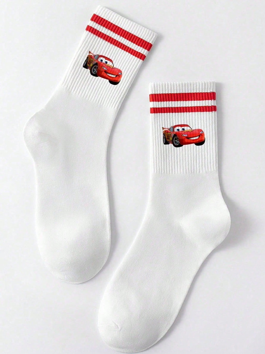Disney 1 paire prend le design de "Cars" comme caractéristique, débordant de nostalgie et de vitalité de l'enfance. Les détails à double rayure rouge à l'ouverture des chaussettes dégagent un charme d'accessoire de mode doux et rétro.