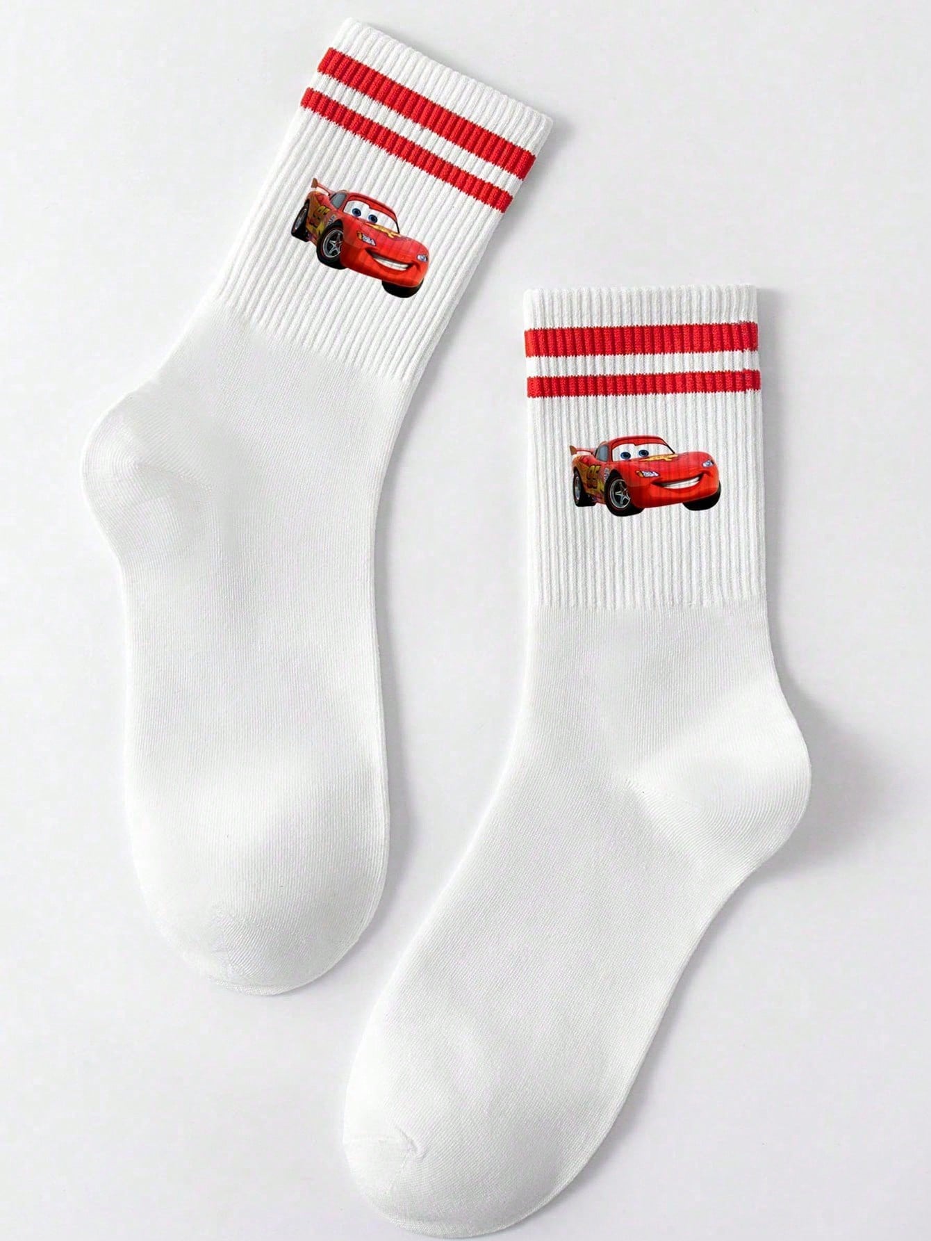 Disney 1 paire prend le design de "Cars" comme caractéristique, débordant de nostalgie et de vitalité de l'enfance. Les détails à double rayure rouge à l'ouverture des chaussettes dégagent un charme d'accessoire de mode doux et rétro.