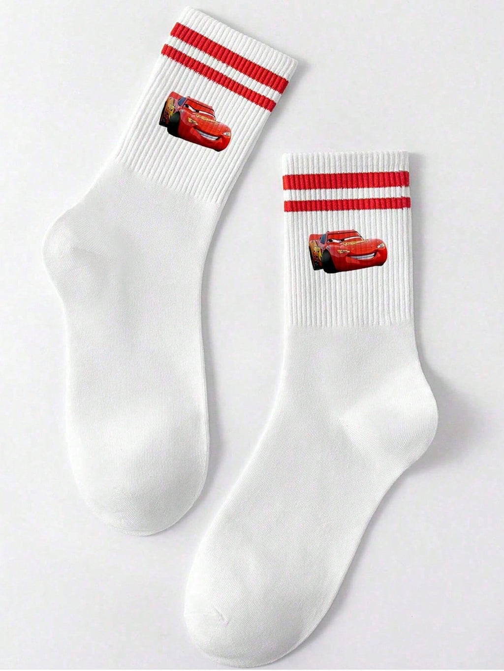 Disney 1 paire prend le design de "Cars" comme caractéristique, débordant de nostalgie et de vitalité de l'enfance. Les détails à double rayure rouge à l'ouverture des chaussettes dégagent un charme d'accessoire de mode doux et rétro.