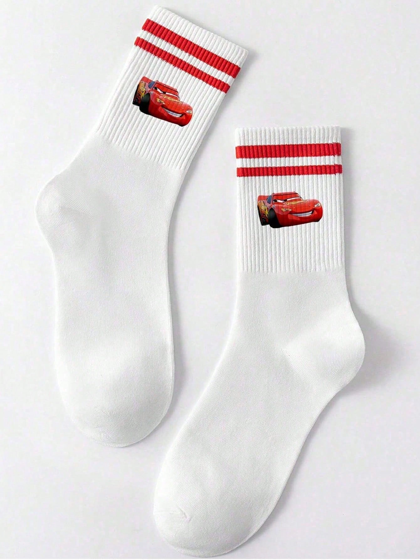 Disney 1 paire prend le design de "Cars" comme caractéristique, débordant de nostalgie et de vitalité de l'enfance. Les détails à double rayure rouge à l'ouverture des chaussettes dégagent un charme d'accessoire de mode doux et rétro.