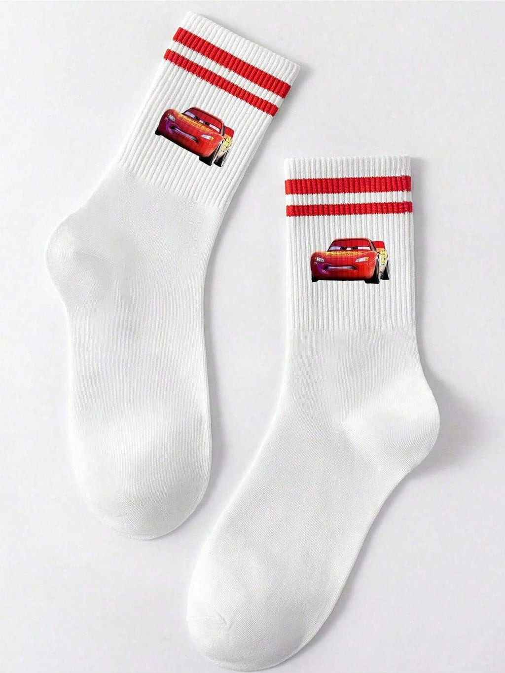 Disney 1 paire prend le design de "Cars" comme caractéristique, débordant de nostalgie et de vitalité de l'enfance. Les détails à double rayure rouge à l'ouverture des chaussettes dégagent un charme d'accessoire de mode doux et rétro.