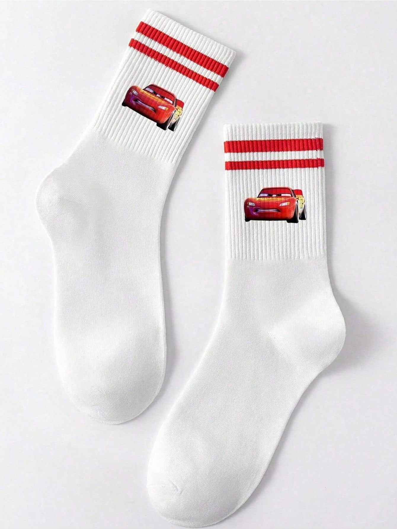Disney 1 paire prend le design de "Cars" comme caractéristique, débordant de nostalgie et de vitalité de l'enfance. Les détails à double rayure rouge à l'ouverture des chaussettes dégagent un charme d'accessoire de mode doux et rétro.
