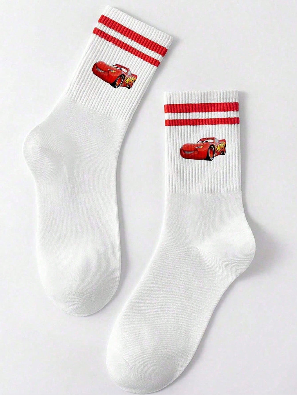 Disney 1 paire prend le design de "Cars" comme caractéristique, débordant de nostalgie et de vitalité de l'enfance. Les détails à double rayure rouge à l'ouverture des chaussettes dégagent un charme d'accessoire de mode doux et rétro.
