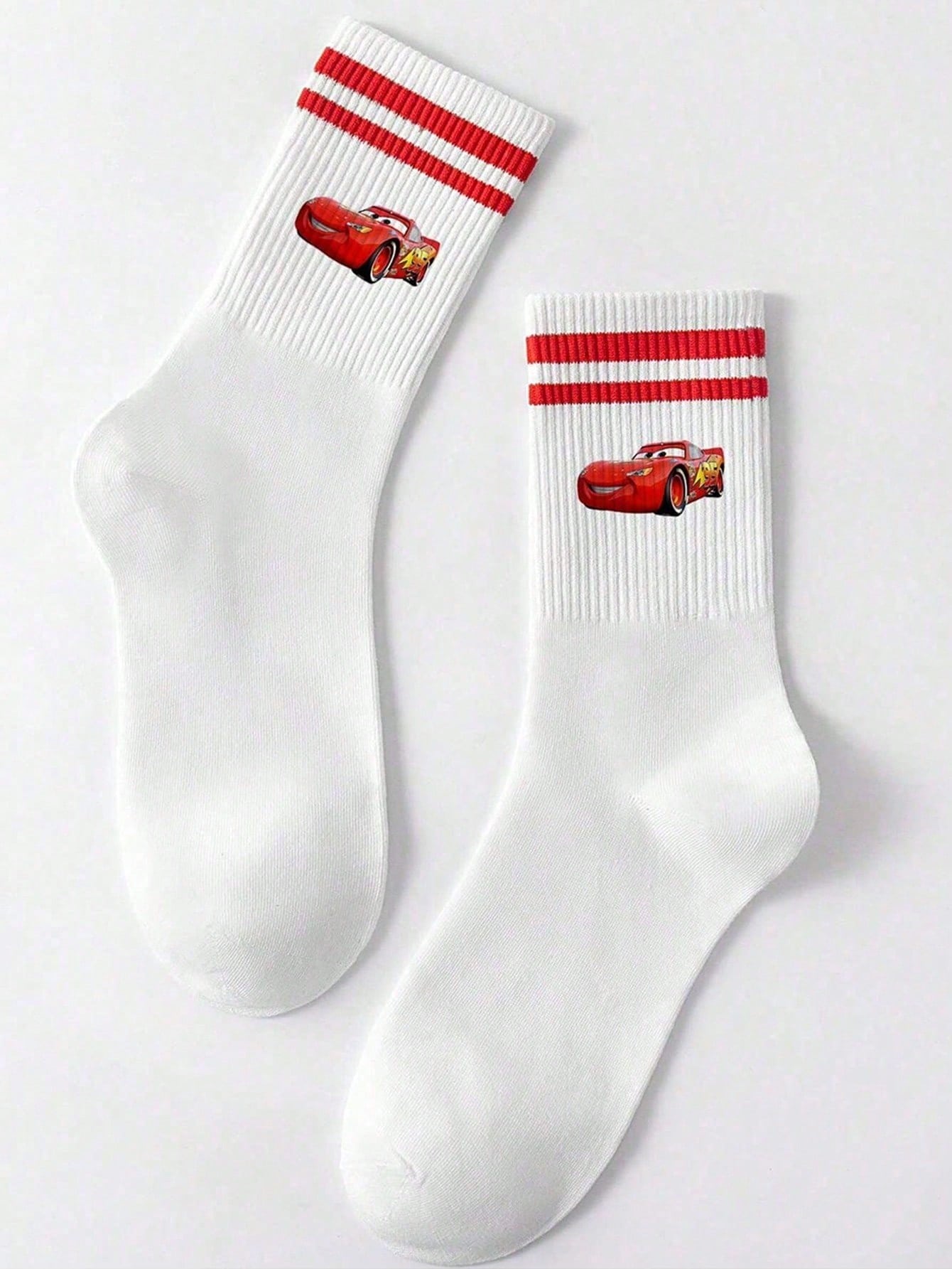Disney 1 paire prend le design de "Cars" comme caractéristique, débordant de nostalgie et de vitalité de l'enfance. Les détails à double rayure rouge à l'ouverture des chaussettes dégagent un charme d'accessoire de mode doux et rétro.