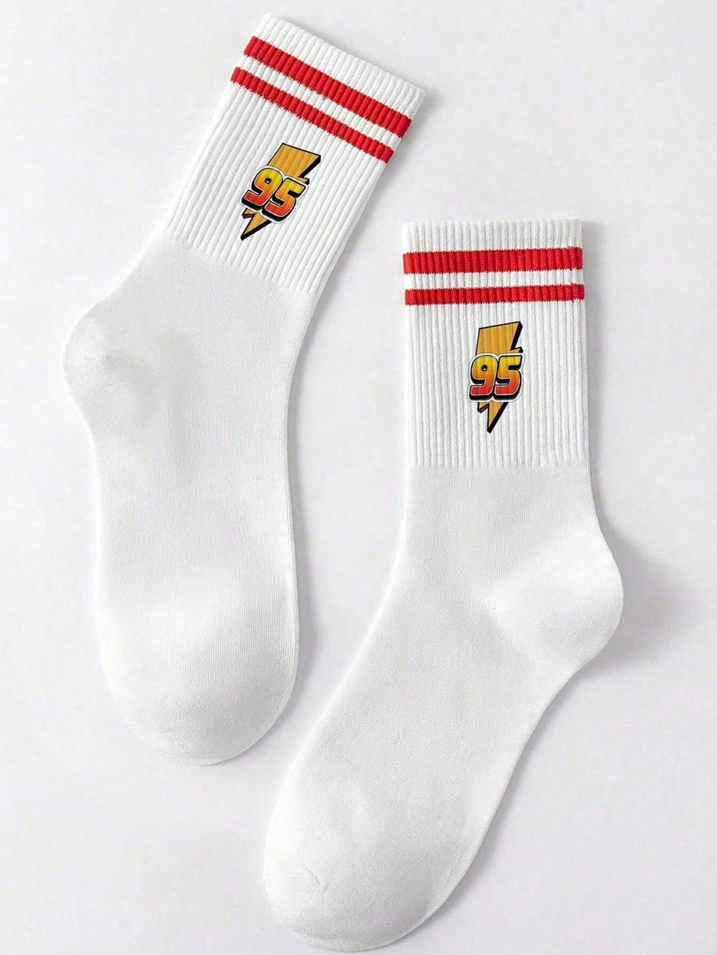 Disney 1 paire prend le design de "Cars" comme caractéristique, débordant de nostalgie et de vitalité de l'enfance. Les détails à double rayure rouge à l'ouverture des chaussettes dégagent un charme d'accessoire de mode doux et rétro.