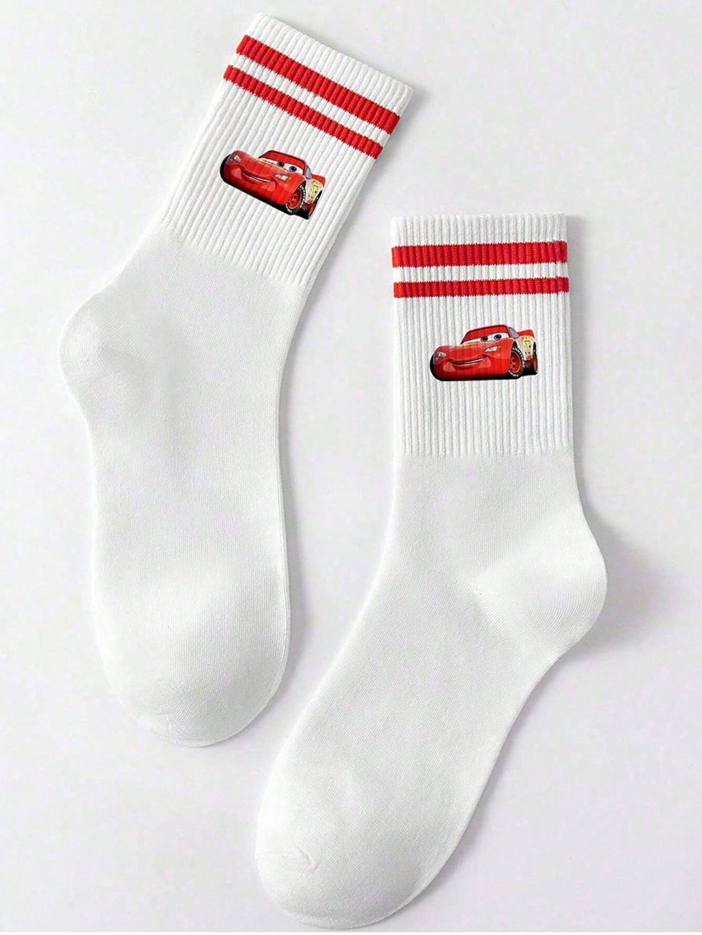 Disney 1 paire prend le design de "Cars" comme caractéristique, débordant de nostalgie et de vitalité de l'enfance. Les détails à double rayure rouge à l'ouverture des chaussettes dégagent un charme d'accessoire de mode doux et rétro.