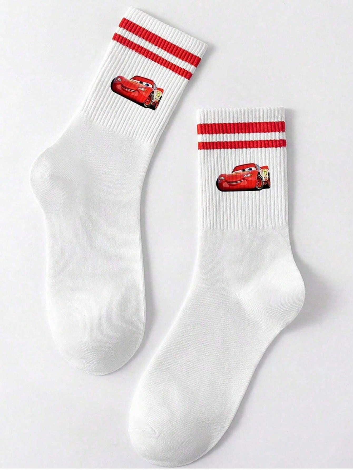 Disney 1 paire prend le design de "Cars" comme caractéristique, débordant de nostalgie et de vitalité de l'enfance. Les détails à double rayure rouge à l'ouverture des chaussettes dégagent un charme d'accessoire de mode doux et rétro.