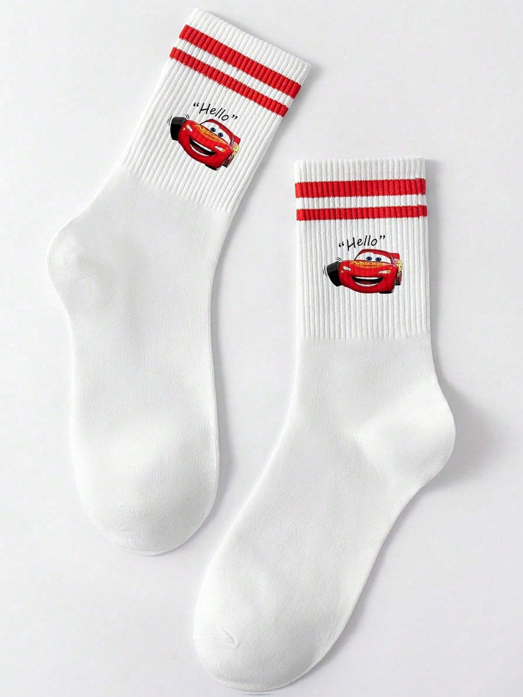 Disney 1 paire prend le design de "Cars" comme caractéristique, débordant de nostalgie et de vitalité de l'enfance. Les détails à double rayure rouge à l'ouverture des chaussettes dégagent un charme d'accessoire de mode doux et rétro.