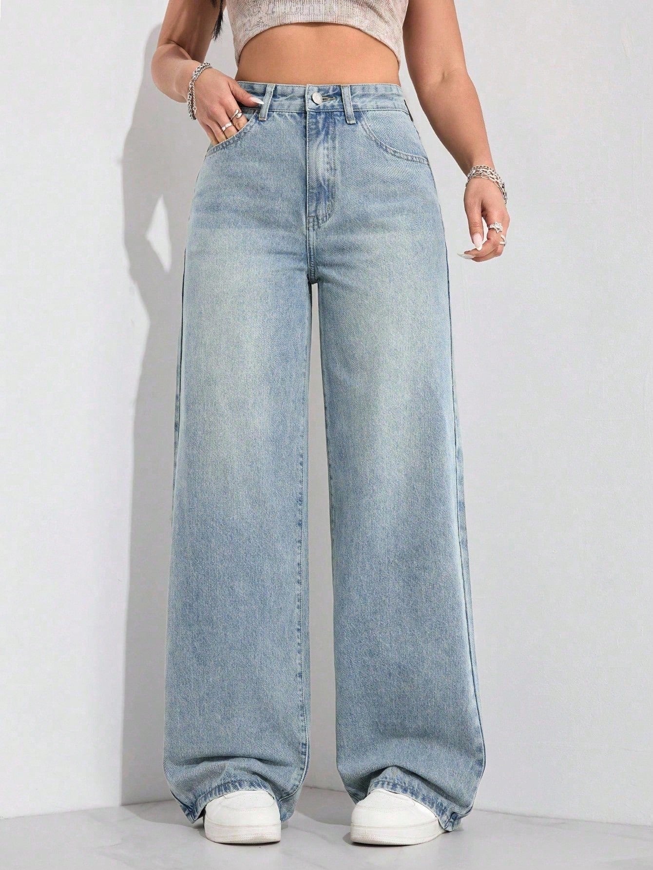 Jeans boyfriend amples en denim avec poches, style délavé et déchiré, pour femmes.