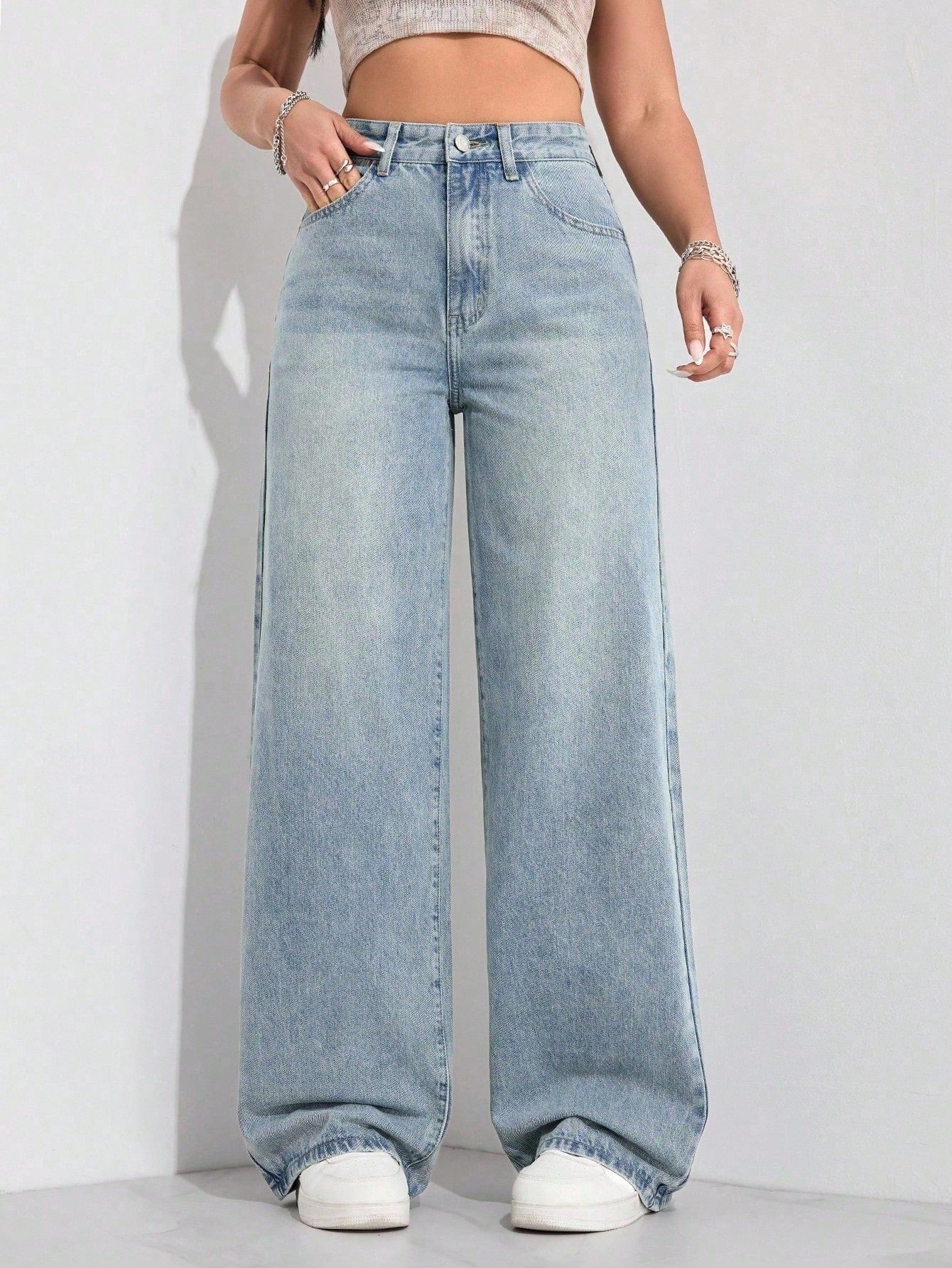 Jeans boyfriend amples en denim avec poches, style délavé et déchiré, pour femmes.