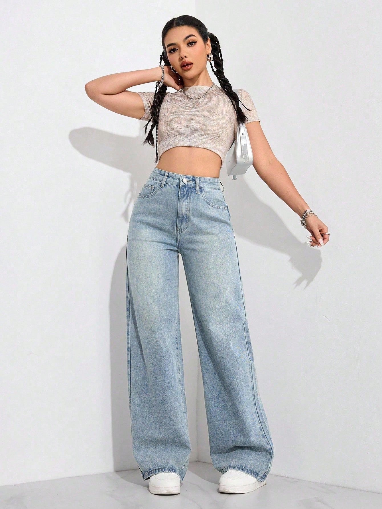 Jeans boyfriend amples en denim avec poches, style délavé et déchiré, pour femmes.