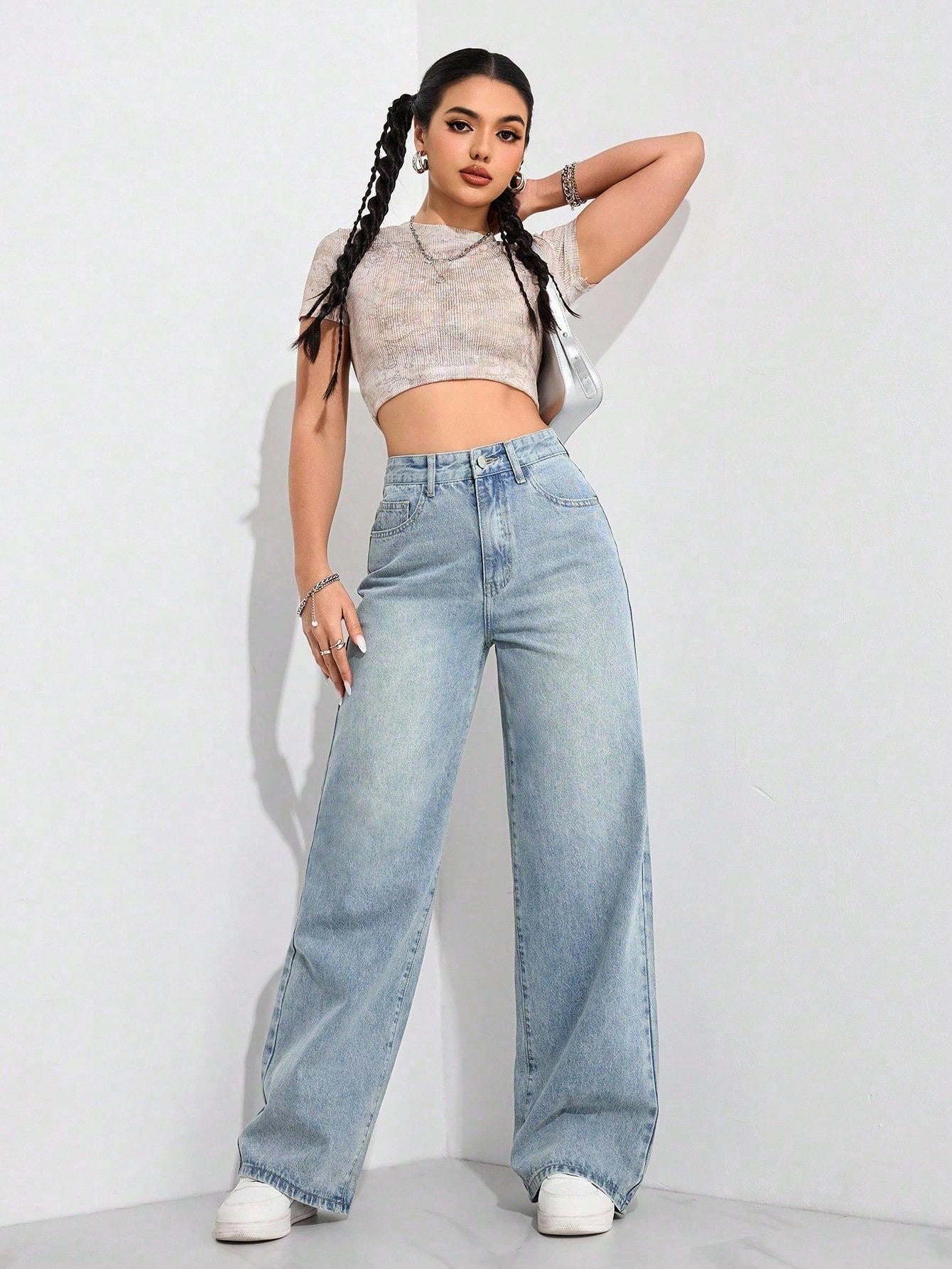 Jeans boyfriend amples en denim avec poches, style délavé et déchiré, pour femmes.