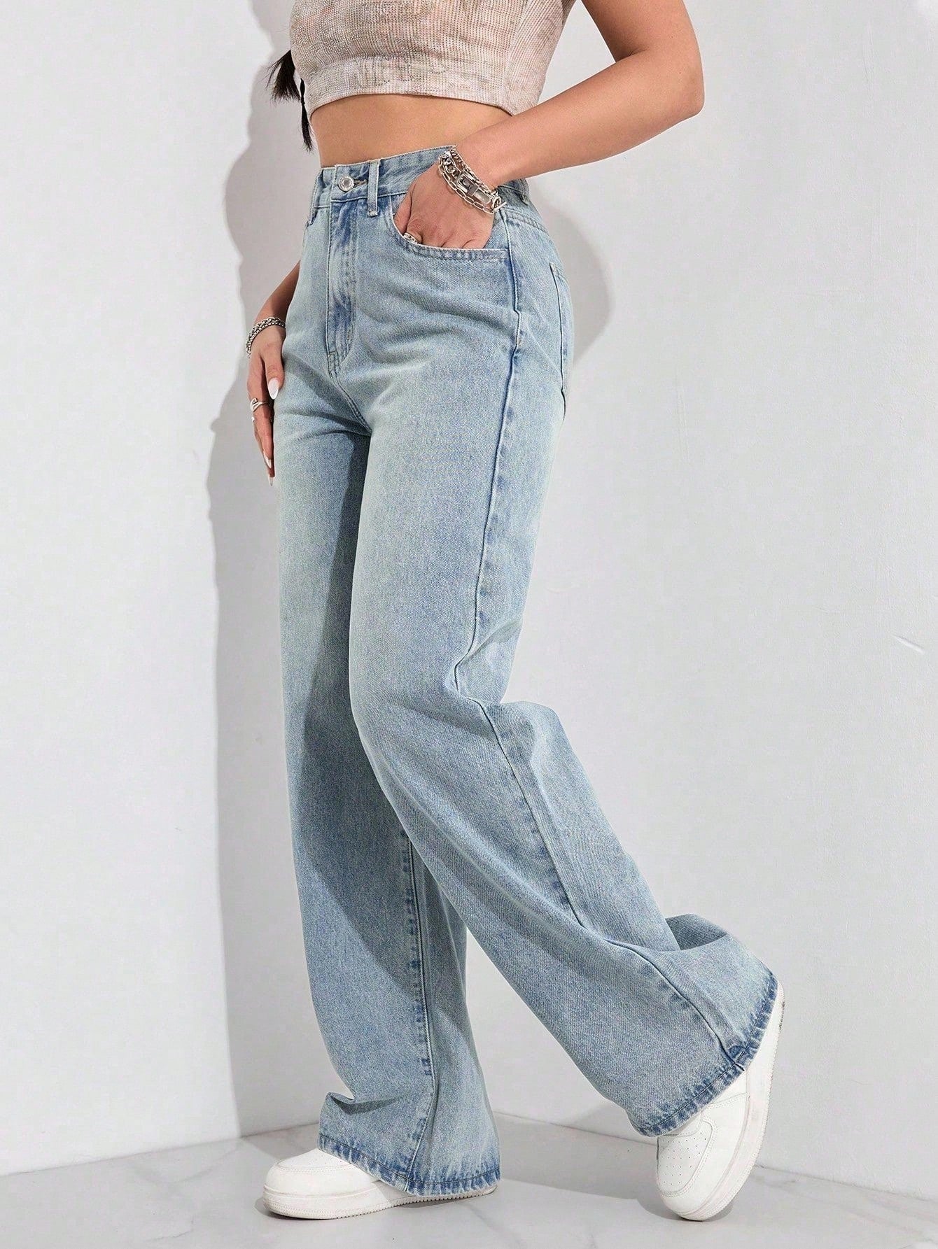 Jeans boyfriend amples en denim avec poches, style délavé et déchiré, pour femmes.
