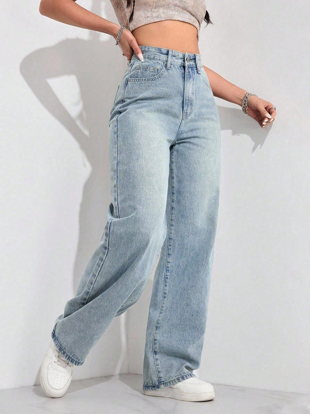 Jeans boyfriend amples en denim avec poches, style délavé et déchiré, pour femmes.